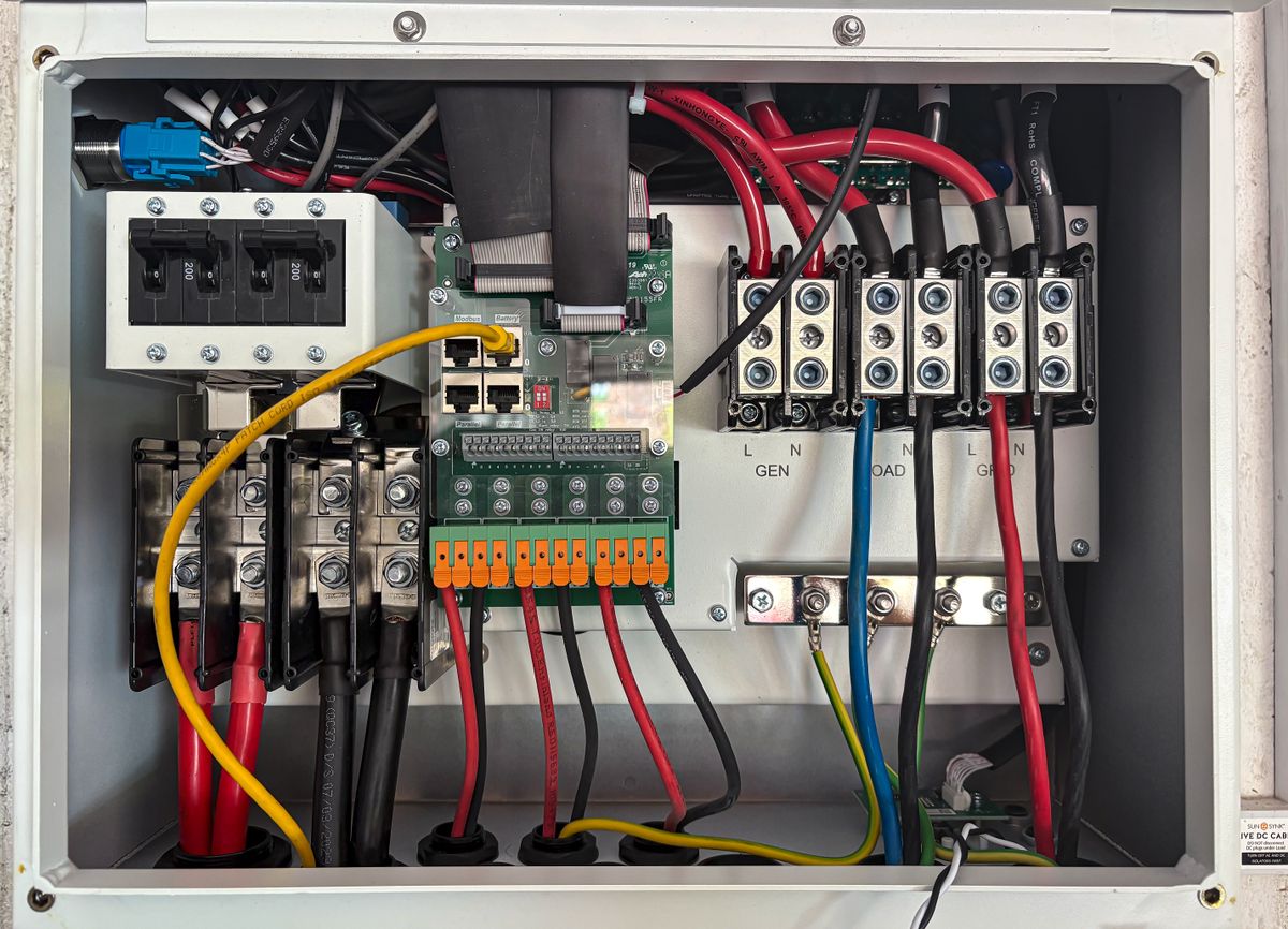 Interior de painel com barramentos, bornes de potência e placa de controle, com cabos identificados por cor